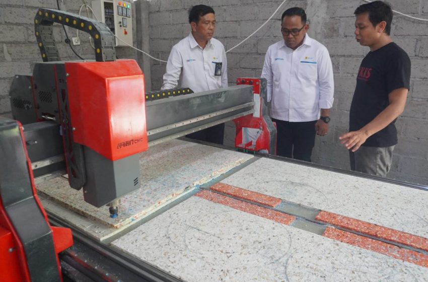 Tingkatkan Produktivitas Penyandang Disabilitas, PLN Salurkan Bantuan Mesin Recycle Sampah Plastik