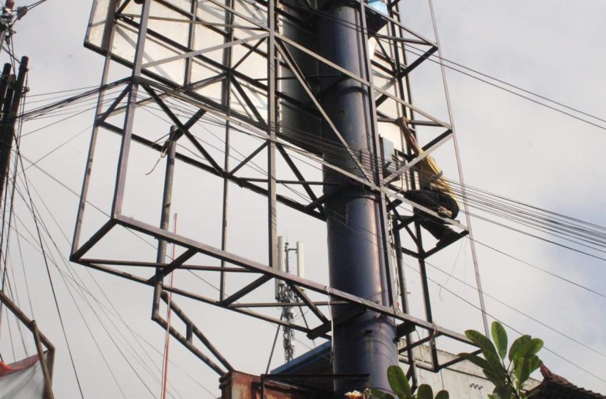 Tim Gabungan Sat Pol PP Denpasar Tertibkan Reklame Tidak Sesuai Ketentuan