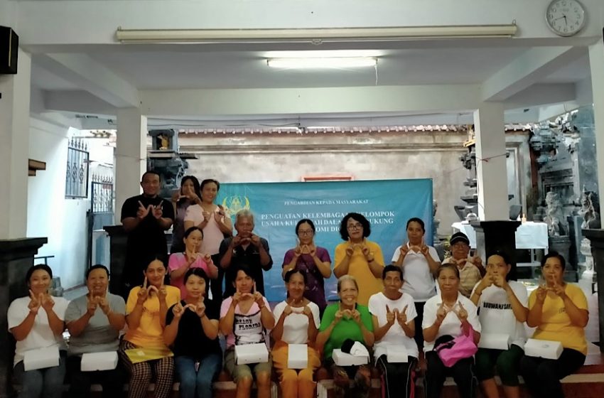 Lewat Program PkM Berdayakan Ekonomi Digital Kelompok Usaha Kue Basah