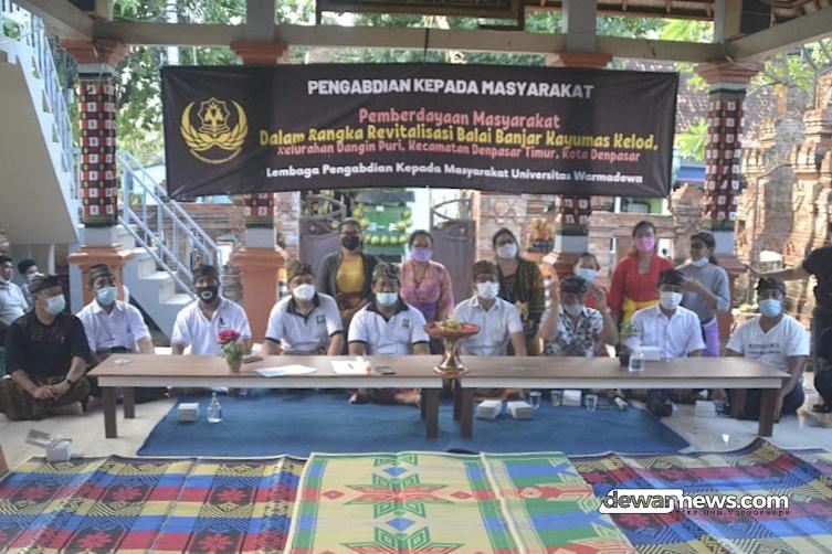 Tim Pengabdian Kepada Masyarakat Unwar Melestarikam Bale Banjar Kayumas Kelod