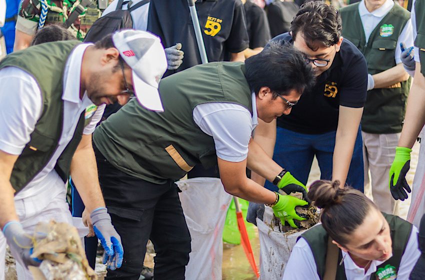 Bupati Giri Prasta Ikuti Aksi Bersih-Bersih Sampah di Pantai Kedonganan