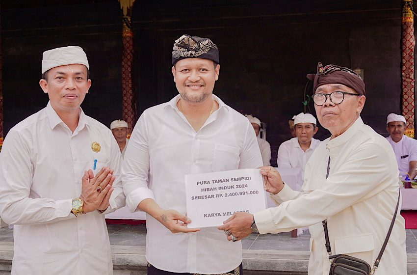 Pura Taman Sempidi Rampung, Wabup Bagus Alit Sucipta Serahkan Hibah