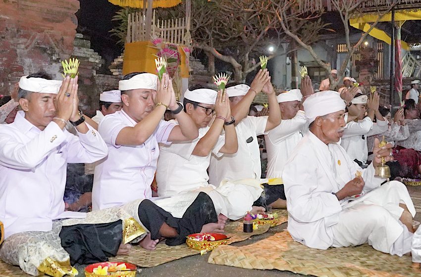 Bupati Badung Doakan Kesejahteraan Warga Saat Hadiri Upacara Mejabe Jero di Sangeh