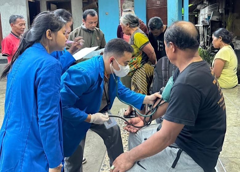 Skrining Kesehatan Gratis Door to Door, Mahasiswa KKN Warmadewa Gandeng Puskesmas Payangan