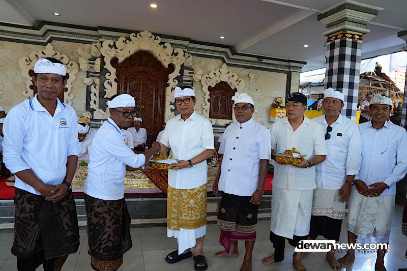  Puncak Karya Mamungkah di Banjar Kedua, Bupati Adi Arnawa Serahkan Dana Punia