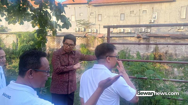  Antisipasi Banjir, Bupati Adi Arnawa Tinjau Trash Rack Tukad Mati