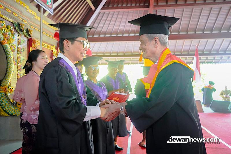  Bupati Adi Arnawa Wisuda Angkatan I Lansia Werdha Winangun Urip Desa Dalung