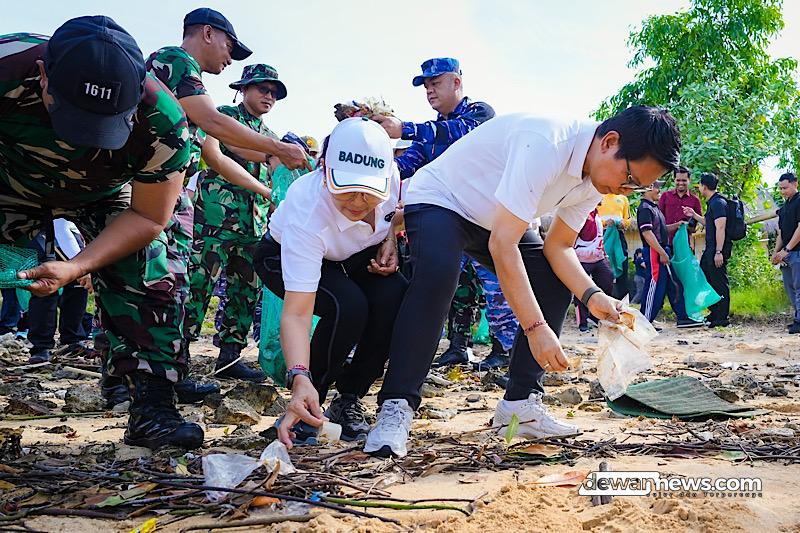  Gotong Royong Semesta Berencana, Adi Arnawa Bersih Sampah & Tanam Mangrove