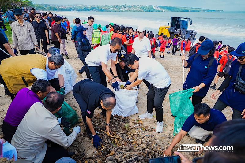  Bersama Menteri LH, Bupati Adi Arnawa Ikuti Aksi Bersih Pantai Jimbaran