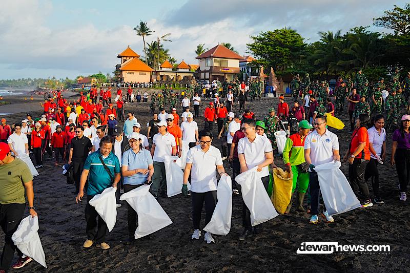  Jaga Citra Pariwisata Bali, Adi Arnawa Ajak Masyarakat Rutin Bersih Pantai