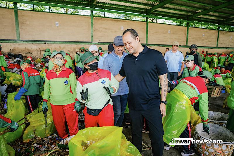 Tinjau TPST Mengwitani, Wabup Bagus Alit Sucipta Apresiasi Petugas Kebersihan