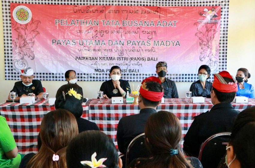  Ny.Putri Koster Buka Pelatihan Tata Busana Adat Payas Utama dan Madya di Buleleng