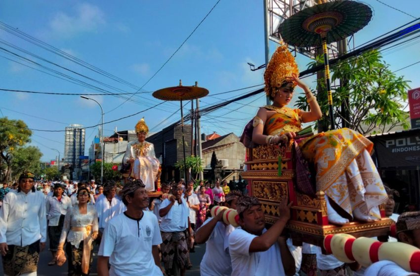  Munggah Deha Teruna, 9 Remaja Keturunan Puri Satria Dalem Kaleran ‘Digayot’ Keliling Kuta