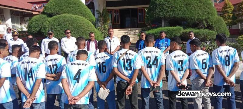  Penjabat Bupati Flores Timur Lepas Tim Sepak Bola Biru Muda Perkasa FC