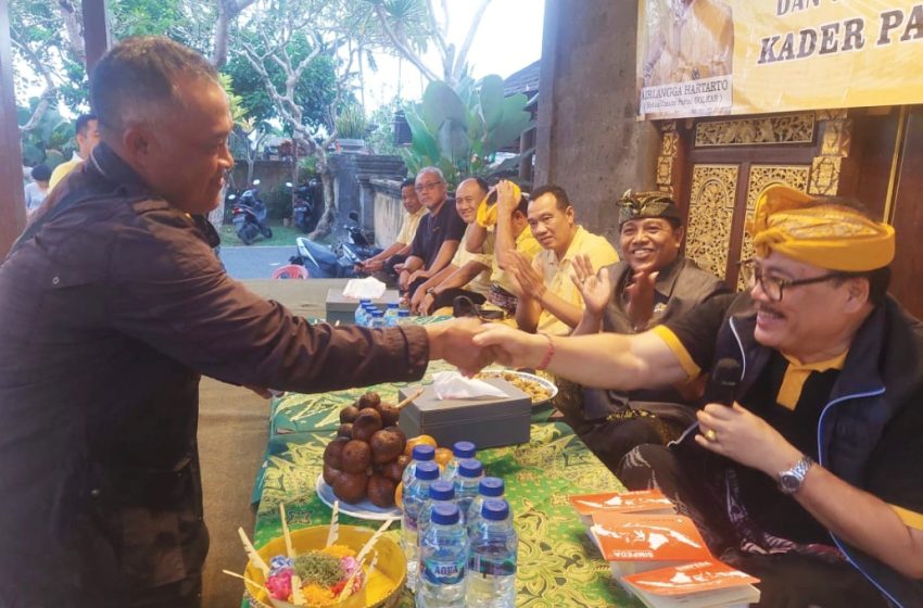  Golkar Bali Bagikan 5000 Intres/Batang Sambung Alpukat Jenis Hass di Kecamatan Petang