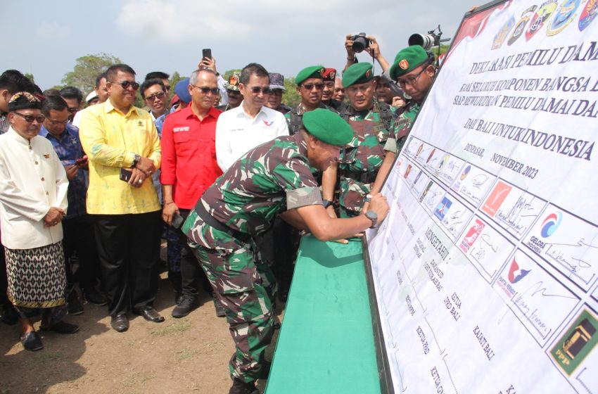  Kodam IX/Udayana Laksanakan Apel Gelar Pasukan Pengamanan dan Deklarasi Pemilu Damai