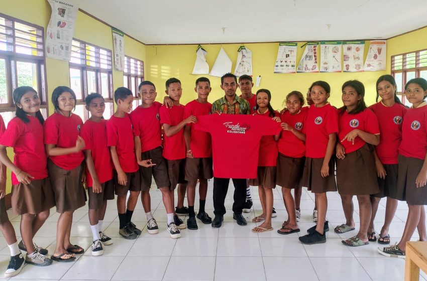 Berhasil Menulis Buku, Anak Anak TBM Palo Porong Dapat Hadiah