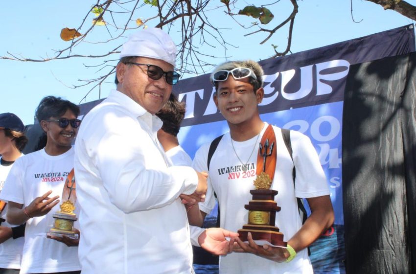  Sekda Alit Wiradana Serahkan Piala Pemenang Kejuaraan Surfing Walikota Cup Tahun 2024