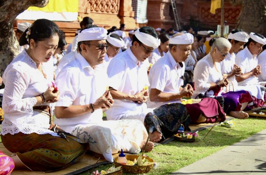  Walikota Jaya Negara Ngaturang Bhakti Saraswati di Pura Agung Jagatnatha