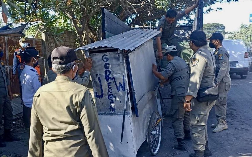  Satpol PP Kota Denpasar Tertibkan Pedagang Kaki Lima di Jalan Tukad Badung