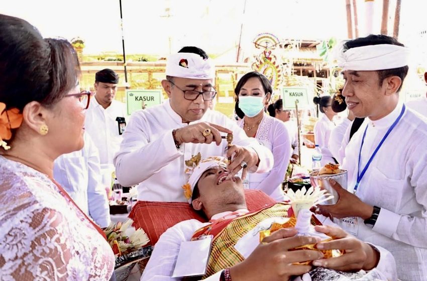  Walikota Jaya Negara Ngayah Nyangging Serangkaian Karya Atma Wedana dan Mepandes Kinambulan Desa Adat Sesetan