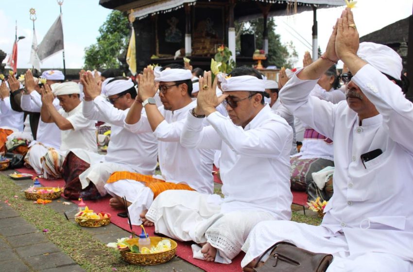  Pemkot Denpasar Ngaturang Bhakti Pujawali di Pura Pengubengan Besakih