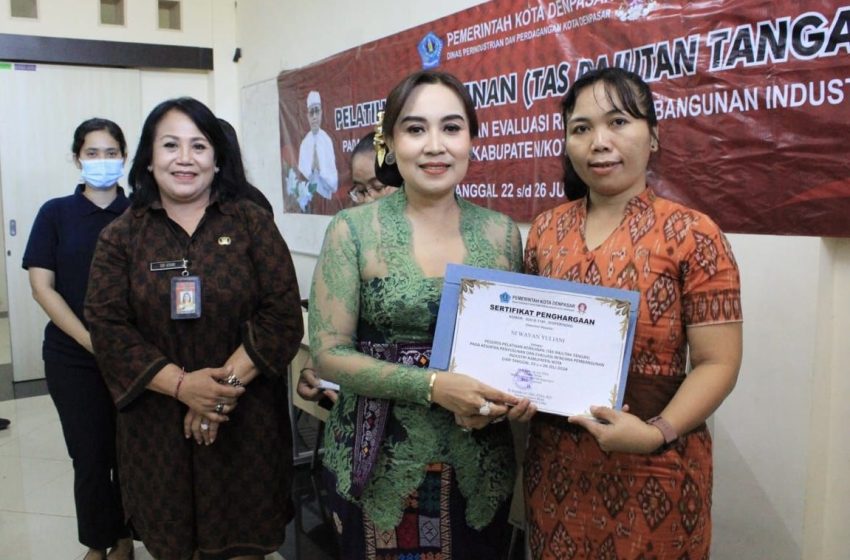 Wakil Ketua Dekranasda, Ayu Kristi Arya Wibawa Tutup Pelatihan Kerajinan Tas Rajutan Tangan