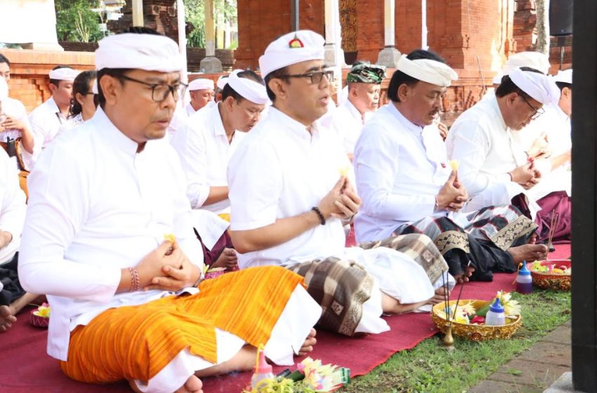  Peringati Rahina Tumpek Landep, Walikota Jaya Negara Laksanakan Persembahyangan Bersama Di Pura Agung Loka Natha