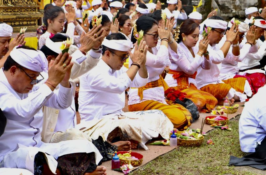  Pemkot Denpasar Ngaturang Bhakti Penganyar di Pura Mandara Giri Semeru Agung