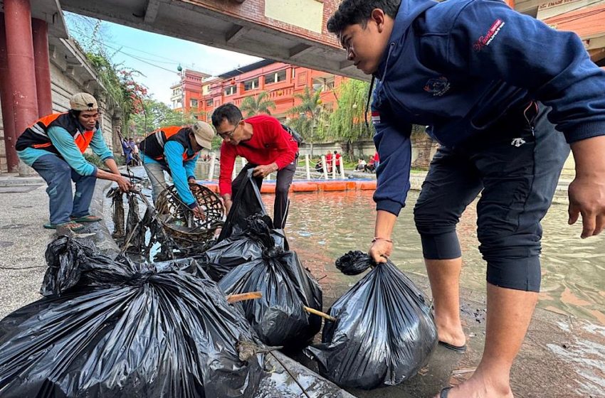  DPC PDIP Kota Denpasar Gelar Aksi Bersih Sampah dan Pemberian Tanda Kasih di Kawasan Tukad Badung