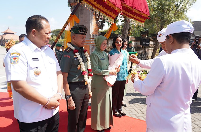  Tiba di Bali, Mayjen Zamroni Disambut Tradisi Tepung Tawar