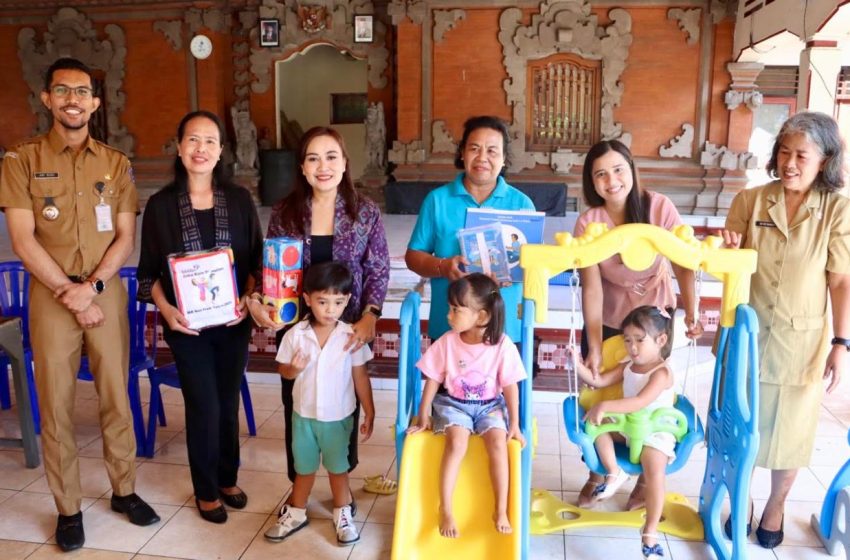  Cegah Stunting, Pemkot Denpasar Serahkan Alat Bantu BKB Kit Stunting