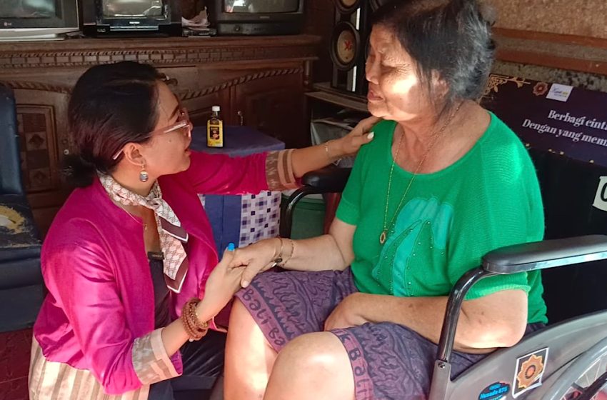 Tebar Tali Kasih, YKWA Bali Bagikan Tiga Kursi Roda