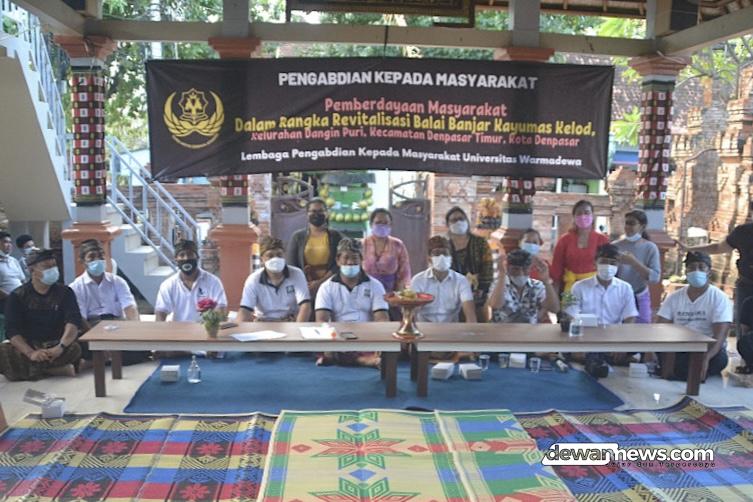  Tim Pengabdian Kepada Masyarakat Unwar Melestarikam Bale Banjar Kayumas Kelod