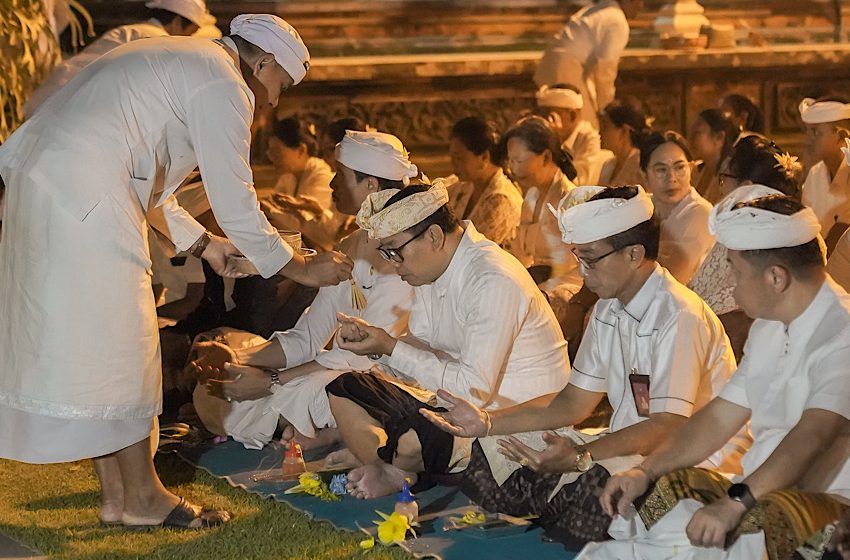  Wabup Suiasa Hadiri Persembahyangan Siwaratri di Puspem Badung