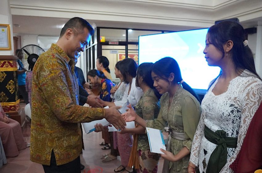  Berbagi Kebahagiaan Kado Natal dan Tahun Baru, PLN Beri Bantuan Sepeda Roda Tiga untuk Penyandang Disabilitas dan Santunan kepada Anak Yatim-Duafa