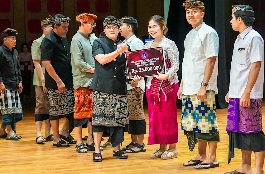 Buka Bulan Bahasa Bali VII, Bupati Giri Prasta Serahkan Dana Kreativitas Kepada Sekaa Truna/Yowana