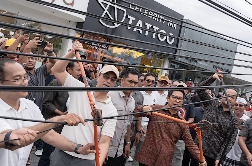  Bupati Adi Arnawa dan Wabup Bagus Alit Sucipta Potong Kabel Provider di Canggu