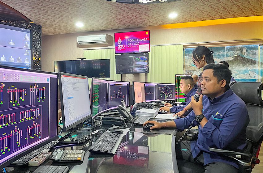  Pengorbanan Petugas PLN: Menjaga Pasokan Listrik Demi Kenyamanan Masyarakat