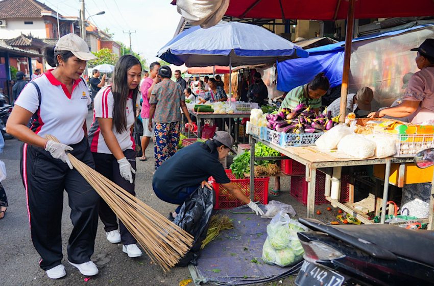  Bali Darurat Sampah! Diskopukmp Badung Lakukan Aksi Bersih-Bersih Pasar