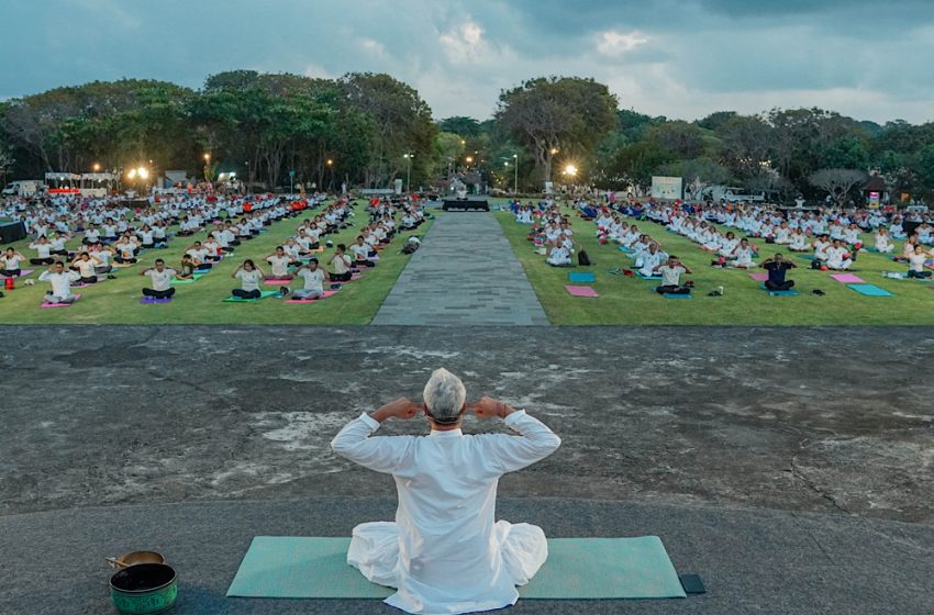  Yoga Satukan Dunia: Ribuan Orang Rayakan Hari Yoga Internasional di Nusa Dua
