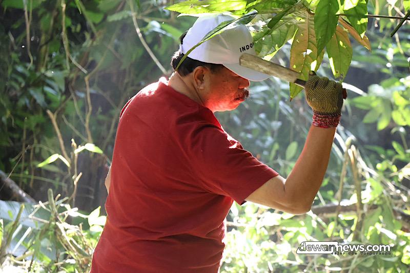  Gotong Royong Bersihkan Hutan Batukau, Wabup Tabanan Apresiasi Warga