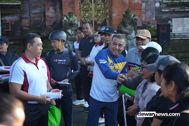  Sinergi KPU-Bakesbangpol Badung di HUT RI ke-80 : Gowes & Bagi Bendera