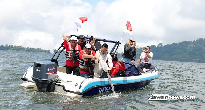  Jaga Ekosistem, Bupati Sanjaya Tebar 10 Ribu Ikan Nila di Bedugul