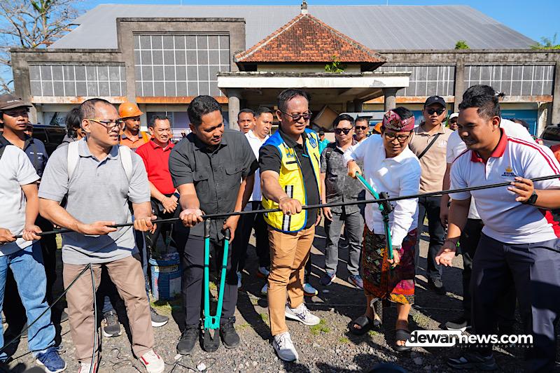  Bupati Adi Arnawa Pimpin Penataan Kabel di Jalan Raya Sading–Sempidi
