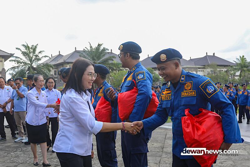  Dedikasi Petugas Damkar Diganjar Apresiasi