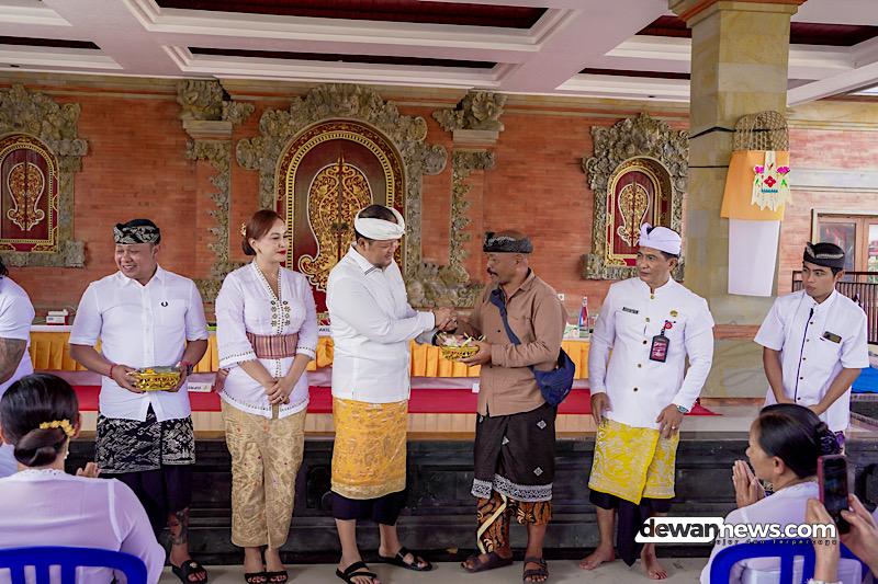  Wabup Badung Bagus Alit Sucipta Serahkan Bantuan saat Karya Pitra Yadnya Banjar Kerta