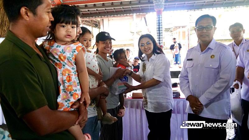  Cegah Stunting Sejak Dini, Warga Mengwi Terima Paket Olahan Ikan