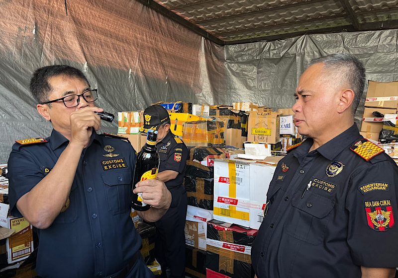  Bea Cukai dan BAIS TNI Bongkar 19 Ribu Botol Miras Berpita Cukai Palsu Senilai Rp12,55 Miliar